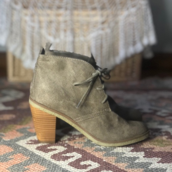 American Eagle Suede Lace-up bootie with wooden heel size 7 - Picture 2 of 5